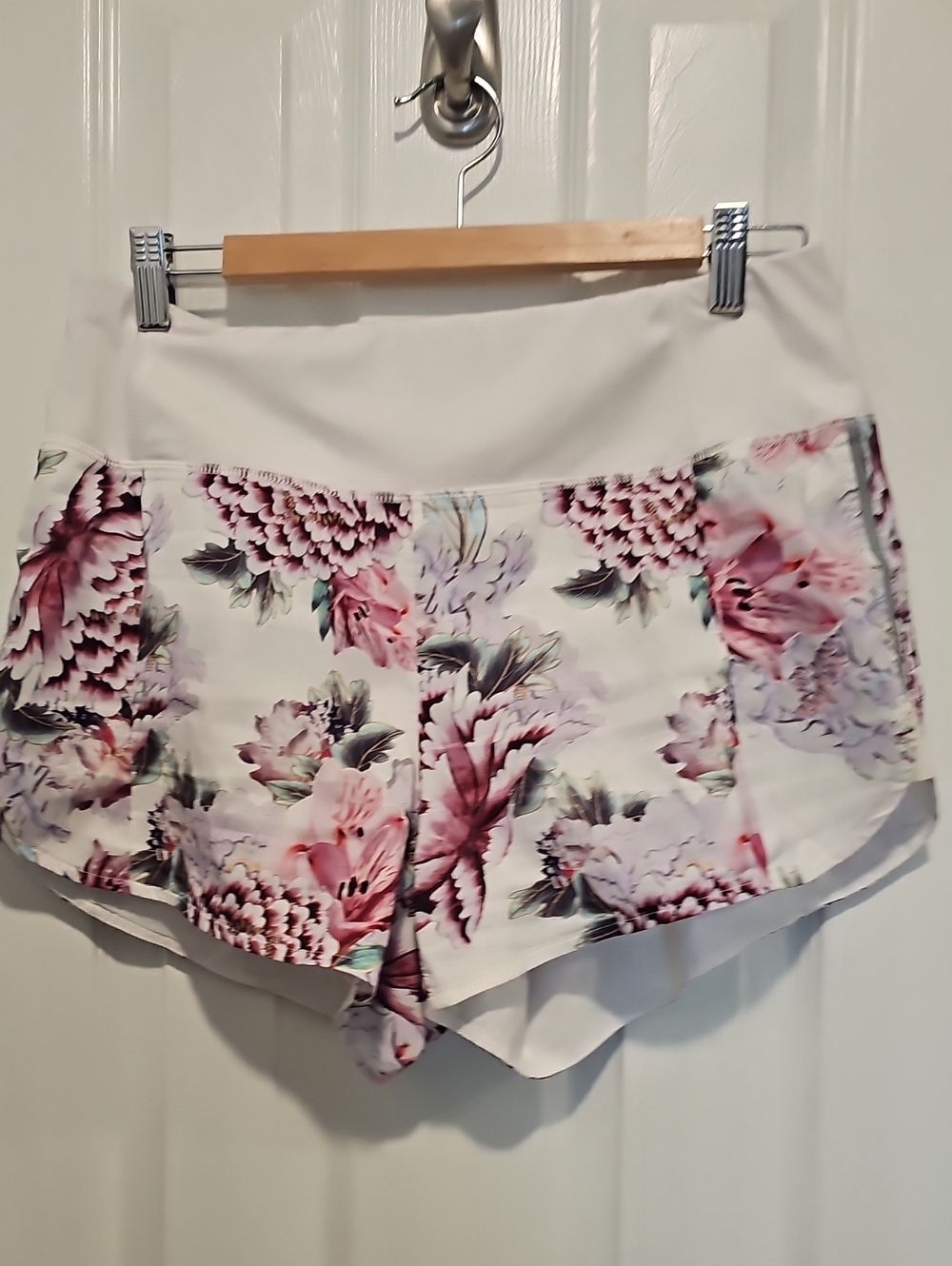 Athleta Floral Peony Run Free Printed Shorts 3.5” in Garden Party Size M
